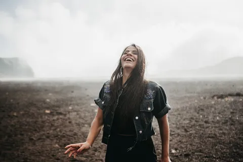 黑色牛仔女式牛仔裤