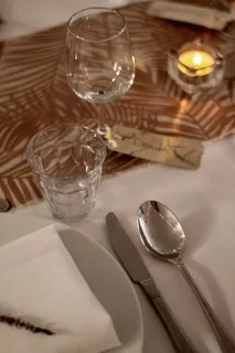 采购产品玻璃，桌子，家用设备，饮用玻璃，厨房用具，饮食用具，盘子，食物和饮料