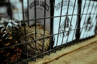 金属篮子里的钻石灯泡