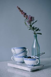 咖啡、T恤和奶油泡芙