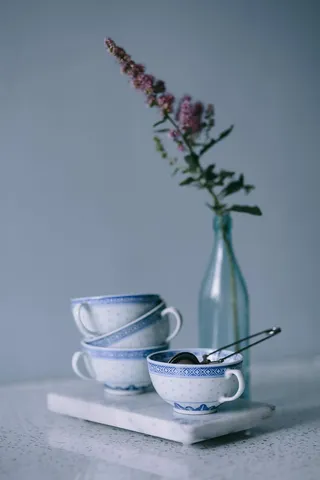 咖啡、T恤和奶油泡芙