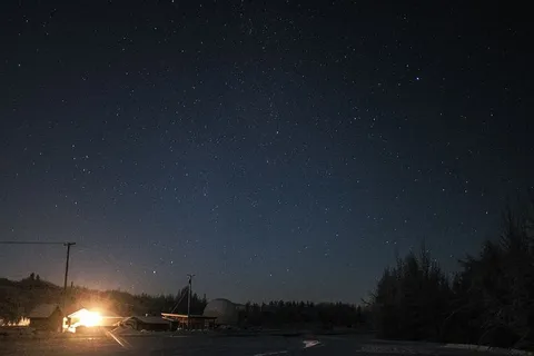 夜间灯火通明的房子 夜间灯火通明的房子
