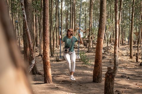 坐在秋千上的女人