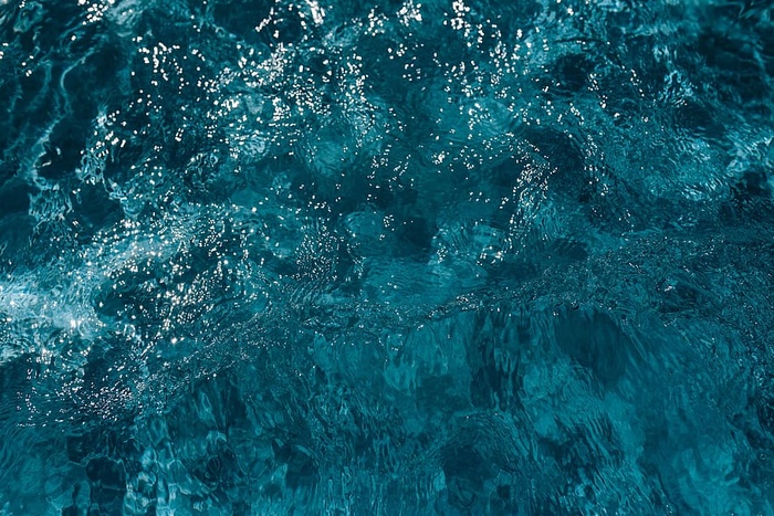 游泳池中波浪状的水面