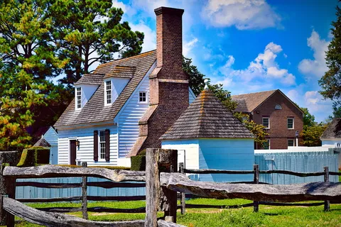 建筑物、房屋、草地、草坪、建筑、平房、日光、围栏