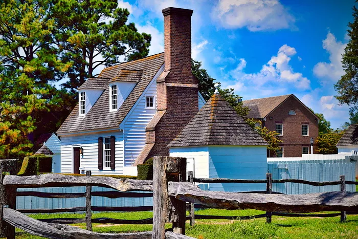 建筑物、房屋、草地、草坪、建筑、平房、日光、围栏 建筑物、房屋、草地、草坪、建筑、平房、日光、围栏