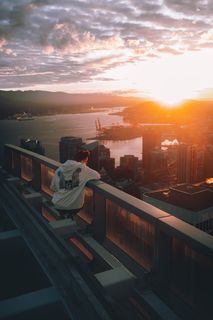 坐在建筑物边缘附近的人