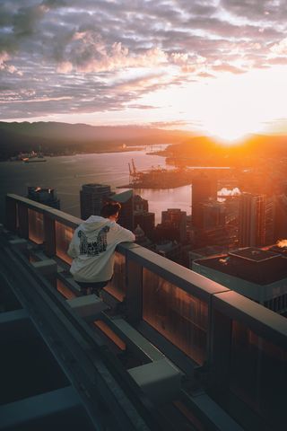 坐在建筑物边缘附近的人