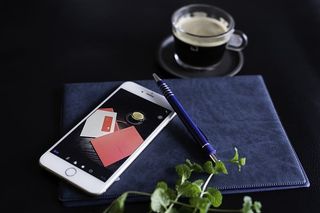 银色Iphone 6和蓝色点击笔