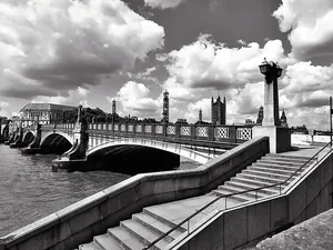 楼梯、道路、天空、地标、建筑、黑白、桥梁、建筑