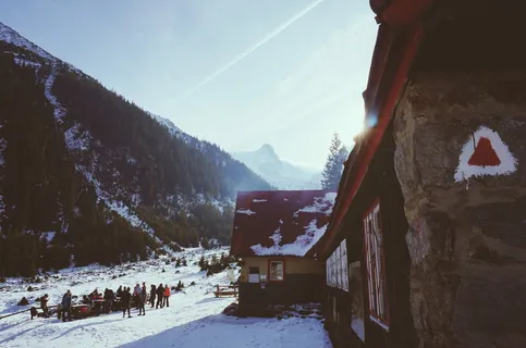 罗马尼亚，cabana valea s–mbetei，山，山，雪，阳光，小屋，冬天