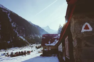 罗马尼亚，cabana valea s–mbetei，山，山，雪，阳光，小屋，冬天