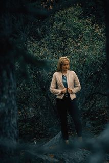 在美国，和谐湖，山胡桃树在圆石场上奔跑，森林，秋天，爸爸，迷路了，女孩