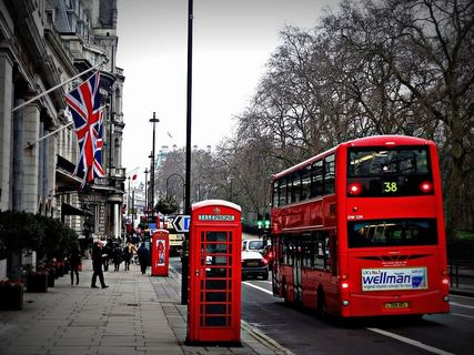 红色双层巴士电话亭街道伦敦电话小屋