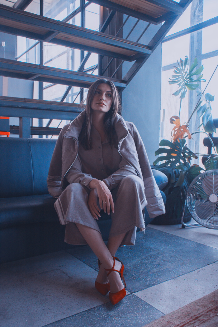 全长, 坐着, 一个人, 年轻成人, 真实的人, 生活方式, 前视图, 年轻女性