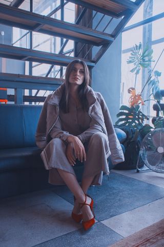 全长, 坐着, 一个人, 年轻成人, 真实的人, 生活方式, 前视图, 年轻女性