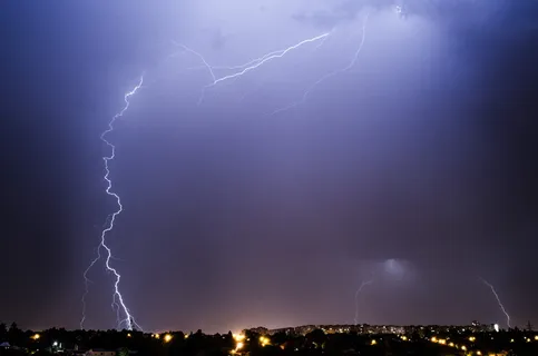 剪影照片,建筑物,雷雨照片,闪电,雷雨,放电,夜间,风暴 剪影照片,建筑物,雷雨照片,闪电,雷雨,放电,夜间,风暴