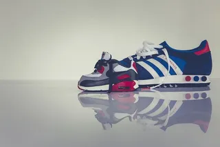 黑灰红白相间的鞋子