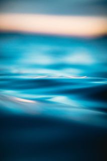 蓝色平静的水体