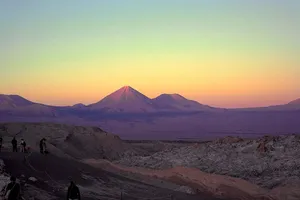 日落时远处群山的风景照
