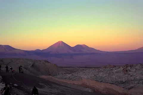 日落时远处群山的风景照 日落时远处群山的风景照