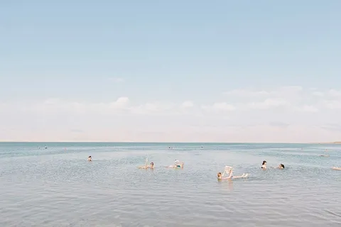 一群人白天在死海上游泳 一群人白天在死海上游泳