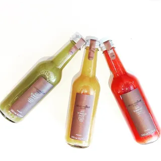 果汁，番茄，番茄汁，番茄汁，绿色，黄色，红色，白色背景