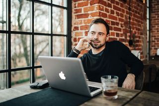 在现代咖啡馆工作的年轻企业家