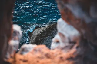 岩石附近的水的照片