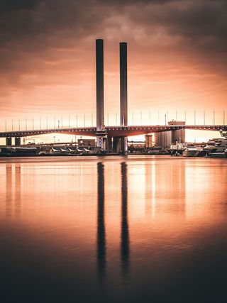 基础设施，桥梁，小插曲，游艇，船，日落，倒影，水