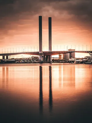 基础设施，桥梁，小插曲，游艇，船，日落，倒影，水