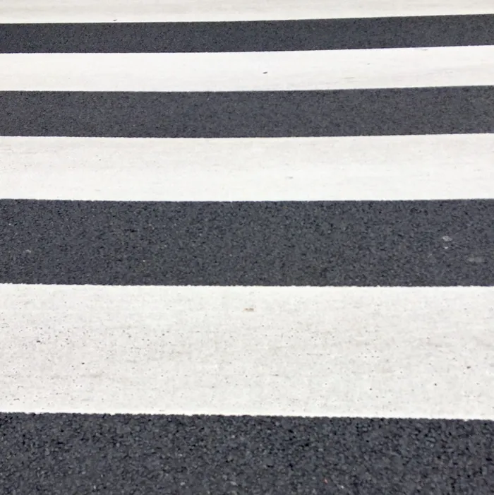 白色和灰色人行道