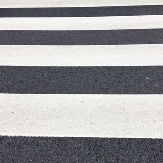 白色和灰色人行道