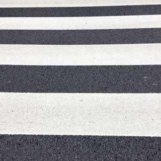 白色和灰色人行道