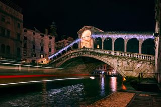 夜间过河的浅褐色拱桥