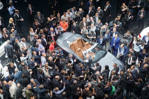 人群，人群，许多人，旁观者，车展，车展上，人群，一大群人