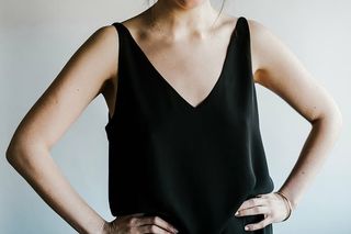 女士，穿着，黑色，背心，上衣，站立，白色，墙壁