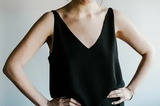 女士，穿着，黑色，背心，上衣，站立，白色，墙壁