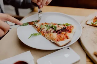 在舒适的餐厅里吃美味的披萨