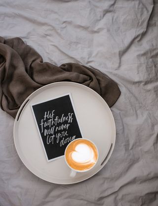 拿铁艺术卡布奇诺，室内，静物，床，高角度视野，食物和饮料，家具，正上方