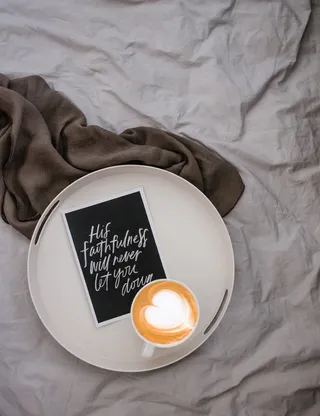 拿铁艺术卡布奇诺，室内，静物，床，高角度视野，食物和饮料，家具，正上方