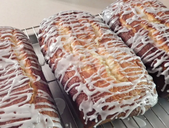 黄油磅蛋糕、柠檬釉、香草糖霜、甜味、食品、食品和饮料、新鲜度、静物