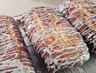 黄油磅蛋糕、柠檬釉、香草糖霜、甜味、食品、食品和饮料、新鲜度、静物