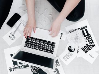 带白色笔记本电脑的女性工作场所