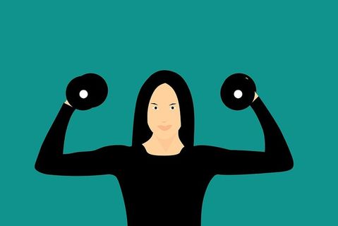 女性用小重量锻炼的插图。