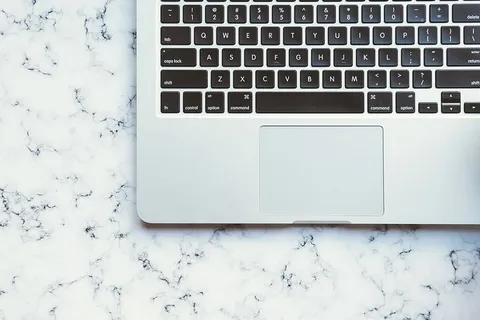 白色大理石表面的MacBook Pro 白色大理石表面的MacBook Pro