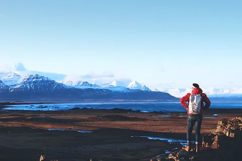 一位徒步旅行者可以看到冰岛壮丽的山脉和景色 一位徒步旅行者可以看到冰岛壮丽的山脉和景色