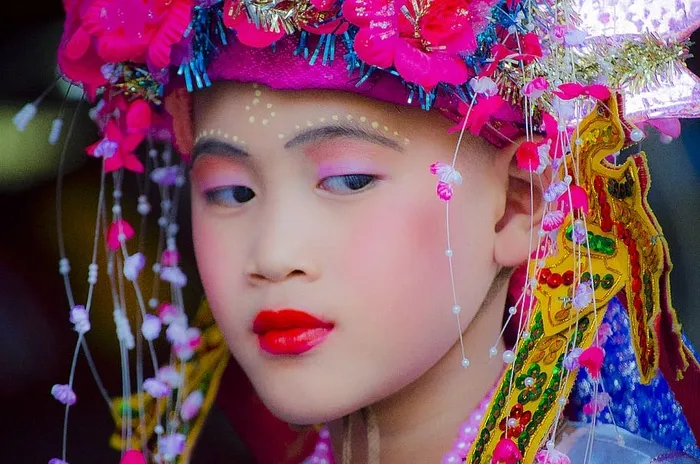 戴珠子头饰的女孩