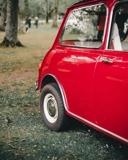 机器，辐条，轮胎，车轮，合金车轮，人，人，汽车车轮