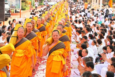 人们聚集在外面 人们聚集在外面
